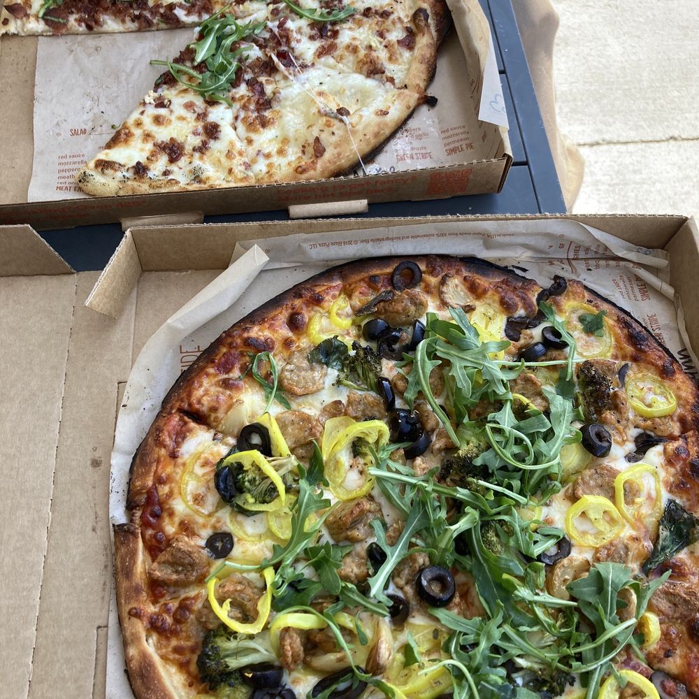 Meat Eater (11-inch)and Hot Link (11-inch) with substitutions of broccoli and basil with. Argula and Olive oil for the finishing. Meat Eater (11-inch)and Hot Link (11-inch) with substitutions of broccoli and basil with. Argula and Olive oil for the finishing.