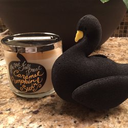 This candle smells so yummy!! The swan is so cool. My daughter loves it.
