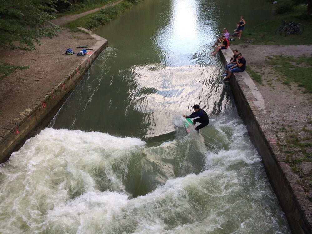 Isarsurfer an der Floßlände