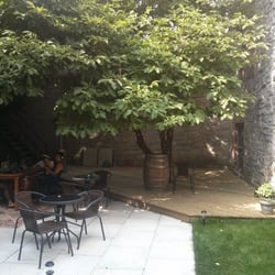 Musiikki - Courtyard in back with a stage.