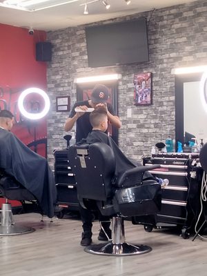 La Familia Barbershop by null