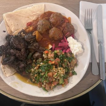 Al Boustan - Meatball, liver and lentils with pita on the side. Garlic cream and onion - Lebanese Near Me - Paris, 75