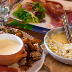 L'Arbalète - Fondue au Saint-Nectaire, Truffade et Jambon.