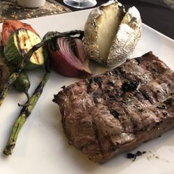 Al Pie del Carbon - Skirt steak with chimmichurri