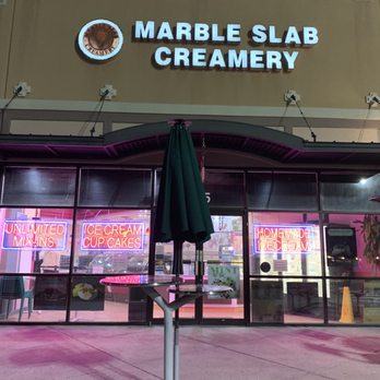 Marble Slab Creamery - Outdoor tables - Ice Cream & Frozen Yogurt Near Me - Orlando, Florida