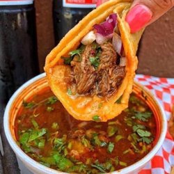 Jaguar Grill - Taco de birria con delicioso consomé