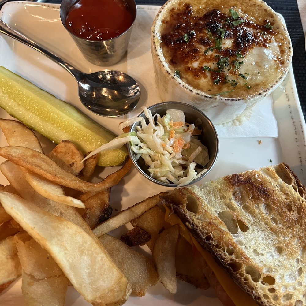 Schultzy's Restaurant - Grilled cheese and French onion soup - Seafood Near Me - Bayville, New York