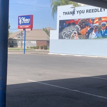 Fosters Freeze - Business sign and nice mural - Burgers Near Me - Reedley, California