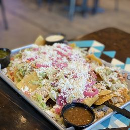 Nachos with chicken, green salsa, and don't forget the aïoli!