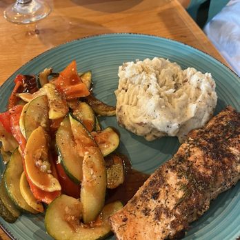 Dosan - Crusted salmon, veggie medley and mash potatoes - Sandwiches Near Me - Clovis, California