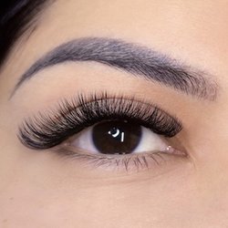 The Lash Lounge - A set of "volume: level 1" eyelash extensions from The Lash Lounge.