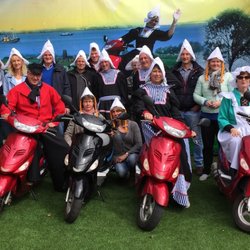 Scooter Experience - Groepsfoto in klederdracht