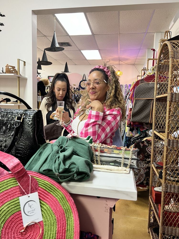 Lynn's Closet Boutique Logo