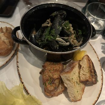 Old Ebbitt Grill - Hollander Maine Mussels - Bars Near Me - Washington, DC, District of Columbia