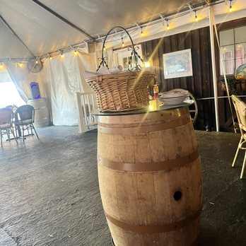 Omar's Carriage House - Decor - New American Near Me - Norfolk, Virginia