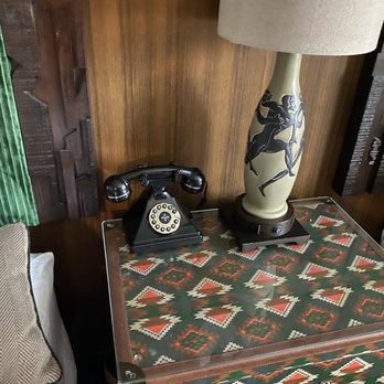Graduate by Hilton Eugene - Nightstand in between beds with nice lamplight - Hotels Near Me - Eugene, Oregon Graduate by Hilton Eugene - Nightstand in between beds with nice lamplight - Hotels Near Me - Eugene, Oregon