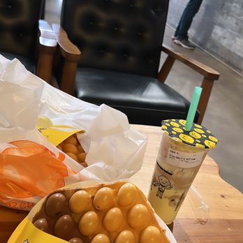 Happy Lemon - Original and chocolate waffle, milk, A5. Milk Tea with Boba and Puff Cream (L) - Bubble Tea Near Me - Tukwila, Washington