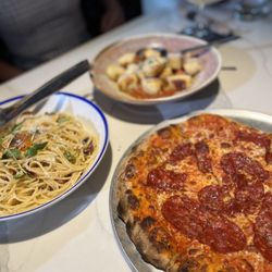 The Italian Osteria & Cheesebar - Beehive pizza, Carbonara and gniocchi.