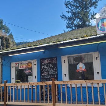Scoops & More - the outside of a restaurant - Ice Cream & Frozen Yogurt Near Me - Grants Pass, Oregon