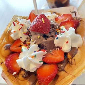 Sip Bubble Tea - Strawberry with Nutella sauce and chocolate ice cream - Ice Cream & Frozen Yogurt Near Me - Nashville, Tennessee
