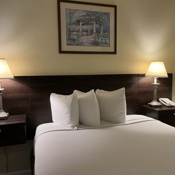 Edgewater Inn & Suites - Large room with comfortable bed and plenty of lighting. - Hotels Near Me - Pismo Beach, California Edgewater Inn & Suites - Large room with comfortable bed and plenty of lighting. - Hotels Near Me - Pismo Beach, California