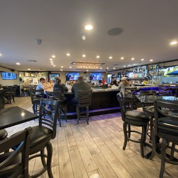 Flat Top Bar and Grill - Bar area - Pubs Near Me - Riverside, California Flat Top Bar and Grill - Bar area - Pubs Near Me - Riverside, California