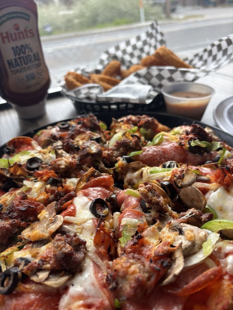 Vicki Rae's Pizza Logo