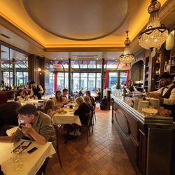 Le Bistro Marbeuf - Inside