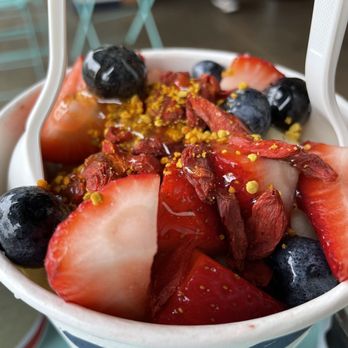 Backyard Bowls - Santa Barbara Bowl (Acai, Banana, Strawberry, Hemp Mylk, Granola, Banana, Strawberry, Blueberry, Goji Berry, Bee Pollen, Honey) - Juice Bars & Smoothies Near Me - Santa Barbara, California Backyard Bowls - Santa Barbara Bowl (Acai, Banana, Strawberry, Hemp Mylk, Granola, Banana, Strawberry, Blueberry, Goji Berry, Bee Pollen, Honey) - Juice Bars & Smoothies Near Me - Santa Barbara, California