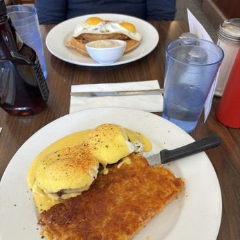 Hen House Eatery - Eggs Benedict Country Fried Steak - Breakfast & Brunch Near Me - Minneapolis, Minnesota