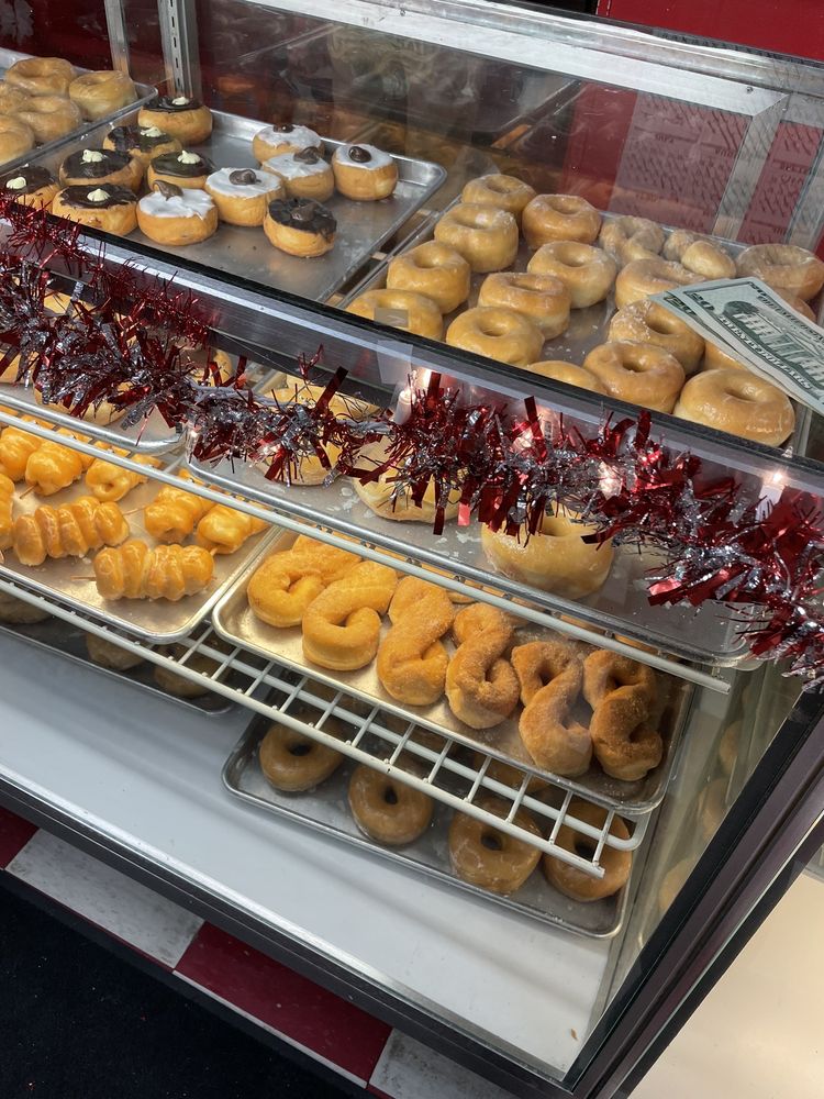 Dan's Variety Bakery Logo