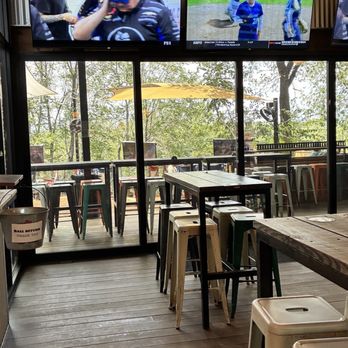 Dainty Dillo - Beer Bar Near Me - Austin, Texas