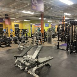 Anytime Fitness - Weigh floor with a few different vanities of benches.