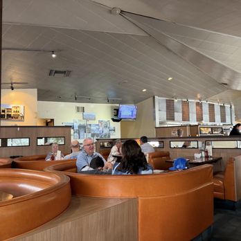 Shakers - Booths and counter area - Diners Near Me - South Pasadena, California