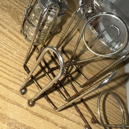 Oil and vinegar holder, super rusted , in a food business, this should be allowed Oil and vinegar holder, super rusted , in a food business, this should be allowed