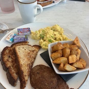 Passé - Wheat toast, scrambled eggs with onions and bell peppers, Patty sausages and crispy potatoes - Bars Near Me - Baton Rouge, Louisiana Passé - Wheat toast, scrambled eggs with onions and bell peppers, Patty sausages and crispy potatoes - Bars Near Me - Baton Rouge, Louisiana