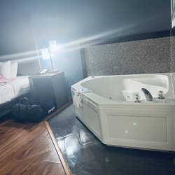 La Quinta Inn & Suites - First night . King suite with hot tub or jacuzzi whatever y'all call it.