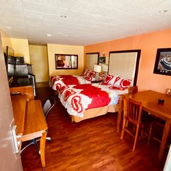 The Holiday Motel - Rooms very clean and up to date