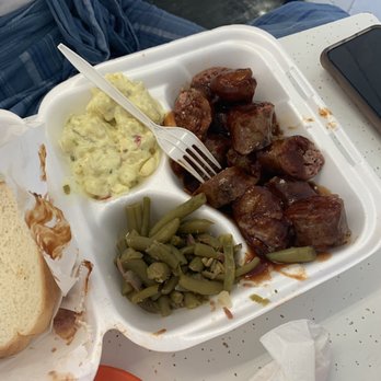 A&R Bar-B-Que - Hot links with sauce with green beans and potato salad (yummy) - Barbeque Near Me - Memphis, Tennessee