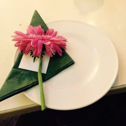 Die Rechnungen werden mit Schnittblumen zum mitnehmen präsentiert