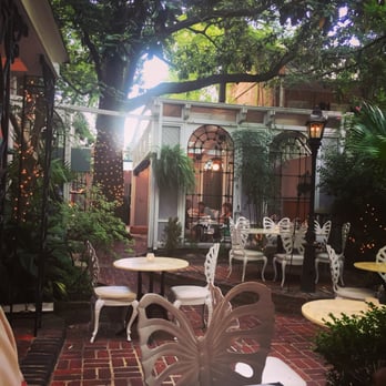 82 Queen - Beautiful patio - Southern Near Me - Charleston, South Carolina 82 Queen - Beautiful patio - Southern Near Me - Charleston, South Carolina