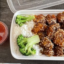 Empire Chinese Restaurant - Sesame Chicken combo with white rice (Comes with Pork Egg roll)