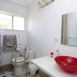 House of Hearts - Wheel-in bathroom; wheelchair accessible