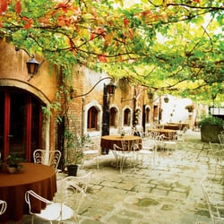 Chodoreille - restaurant extérieur verdure terrasse calme chaise table