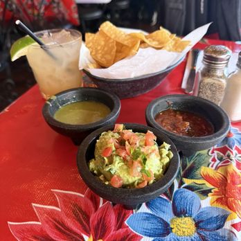 El Paseo Inn - Chips and salsa, guacamole, margarita. - Mexican Near Me - Los Angeles, California El Paseo Inn - Chips and salsa, guacamole, margarita. - Mexican Near Me - Los Angeles, California