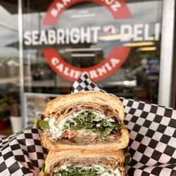 Seabright Deli - The Smokeshow House Smoked Brisket
Stracciatella Cheese
Roasted Jalapeno Aioli
Sweet Cherry Pepper Relish
Arugula
Toasted Francese