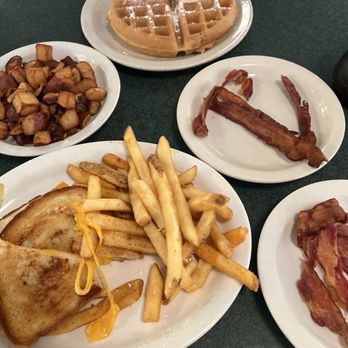 Metro Diner - Belgian waffle, grilled cheese, bacon, potatoes - American Near Me - Granger, Indiana