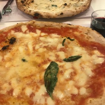 NAP Authentic Pizza - Margarita pizza and 4 cheeses in the back. - Pizza Near Me - Madrid, M
