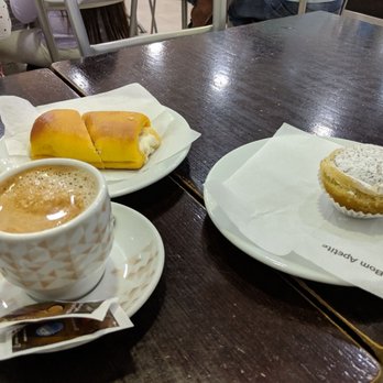 Padeirinha Doce - Padaria e Confeitaria - Cafe com leite, bolo de feijao and lanche misto = 3 euros - Bakeries Near Me - Porto, 13