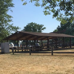 Osborne Park Disc Golf - Covered shelter
